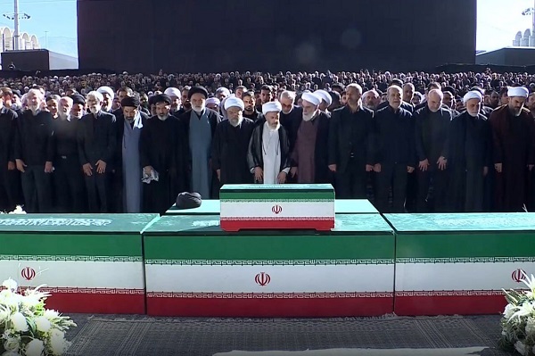 اقامه نماز بر پیکر رهبر شهید و خانواده ایشان