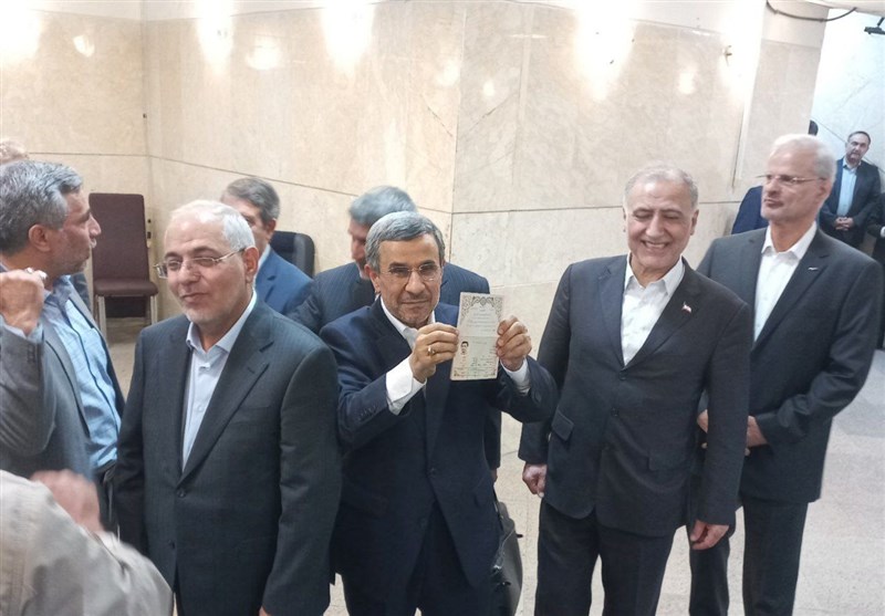 احمدی‌نژاد در انتخابات ریاست جمهوری ثبت‌نام کرد 