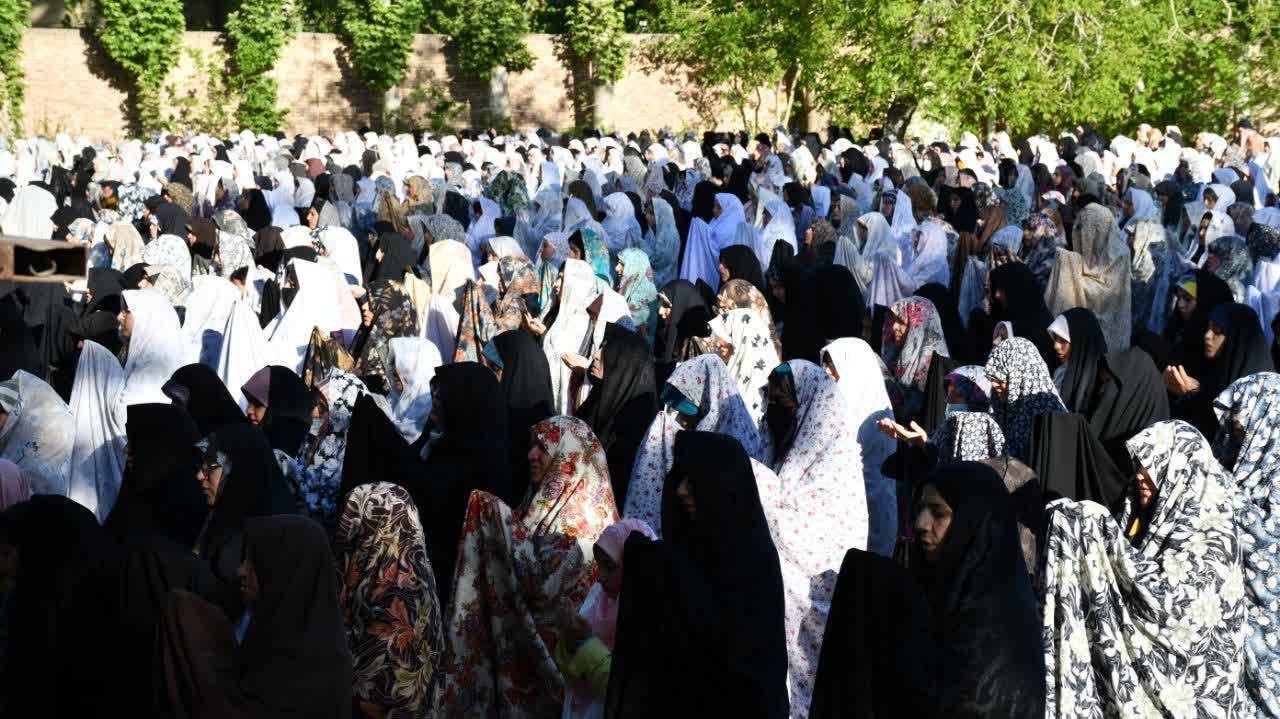 نماز عید فطر در مصلی امام خمینی اقامه شد/تشییع شهید نائینی بعد از نماز