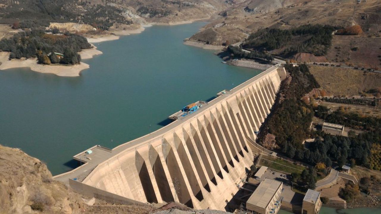 سیلاب و خشکسالی دو روی یک سکه هستند/ نمی توانیم سدها را در انتهای سالهای مرطوب، پرآب نگه داریم/ حجم ذخیره سد کرخه قادر به تنظیم جریان حداکثر تا سه سال آبی است