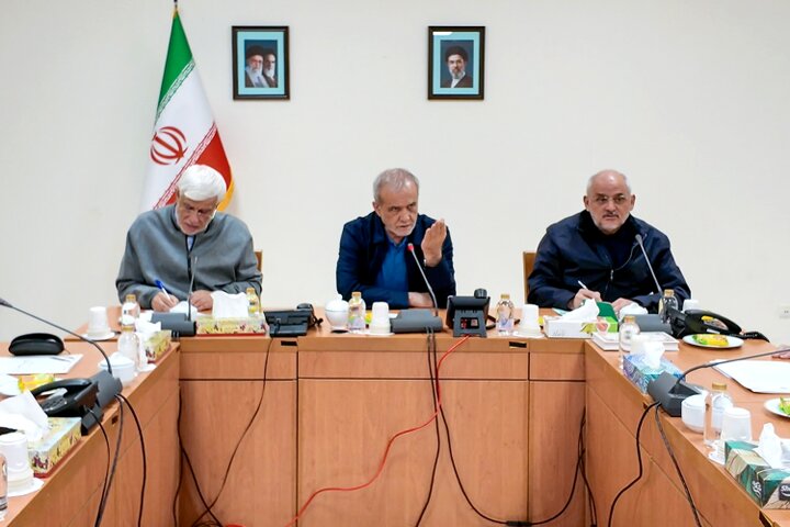 بازدید رئیس‌جمهوری از بانک مرکزی و صدور دستورهایی برای حفظ ثبات اقتصادی کشور