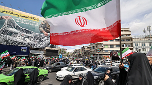 واشنگتن‌پست: ایرانی‌ها پرچم پیروزی به دست گرفتند نه تسلیم