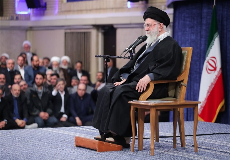 امام خامنه‌ای: خطرناکتر از ناو سلاحی است که آن را به قعر دریا می‌فرستد