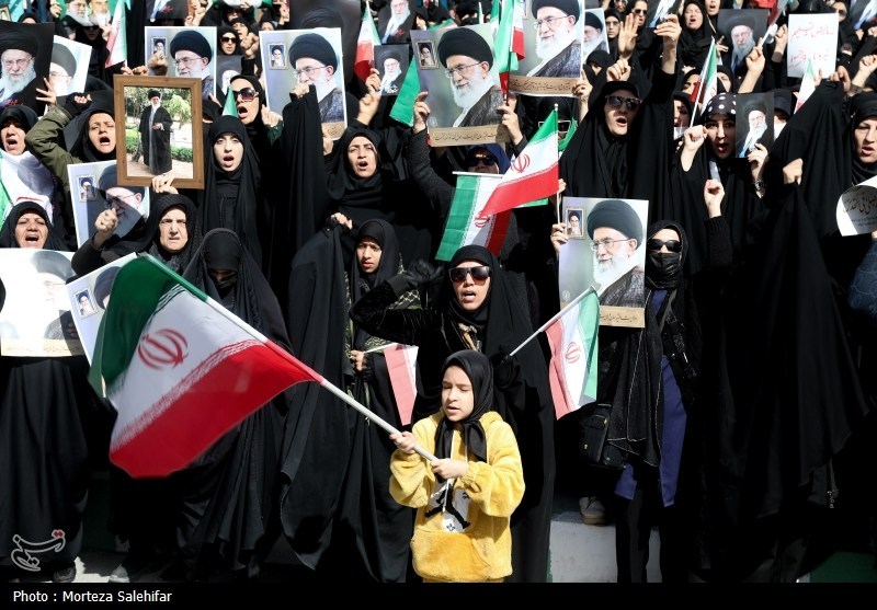 ما هنوز ایستاده‌ایم، جهان ببیند!