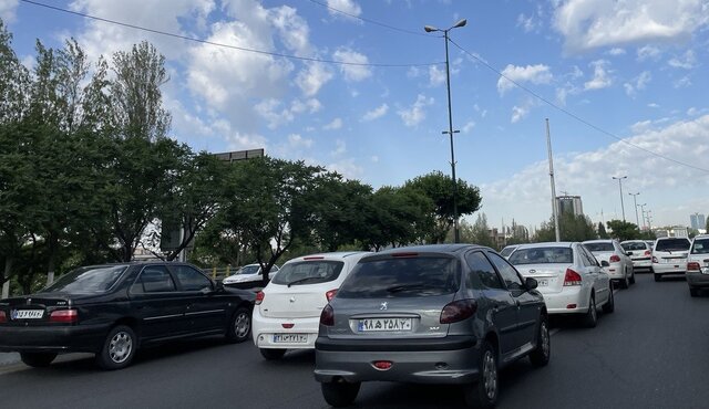 ترافیک سنگین در محورهای ورودی تهران/ بارش باران در برخی از جاده‌های شمالی کشور