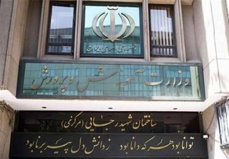 وزیر آموزش‌وپرورش در ورودی وزارتخانه با مراجعان گفت‌وگو کرد
