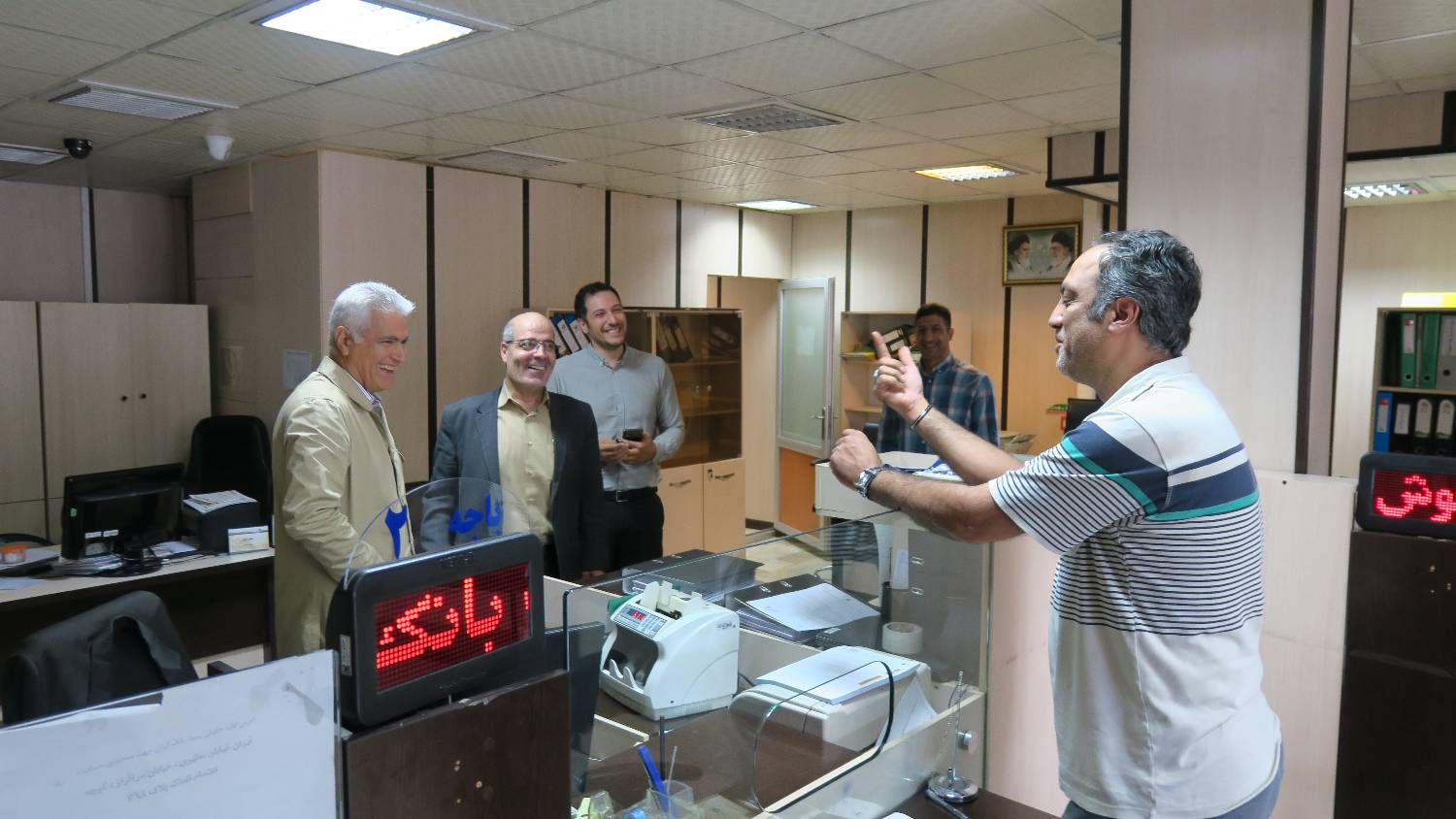  بازدید سرزده مدیرعامل پست بانک ایران از شعبه آیت ا... کاشانی 