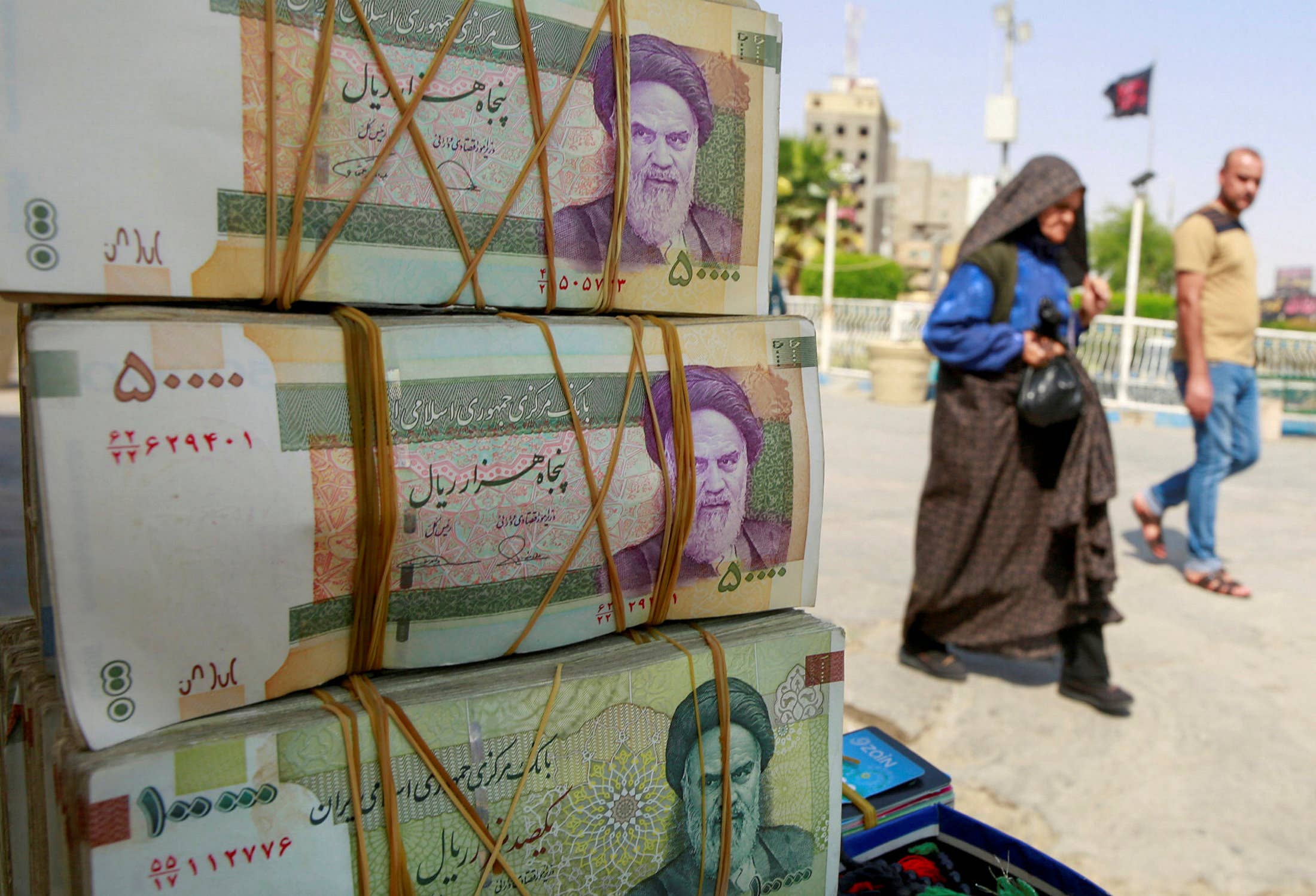مجادله پنهان وزارت اقتصاد و بانک مرکزی بر سر بدهی دولت