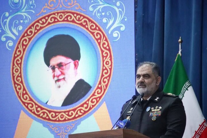 دریادار ایرانی: ناوگان رژیم سفاک آمریکا را هدف گرفتیم