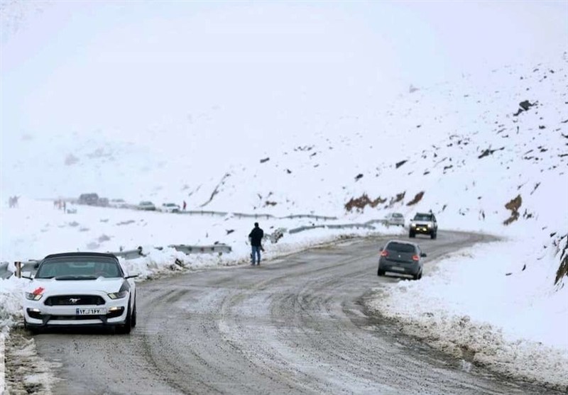 بارش برف در محورهای شمالی و ترافیک سنگین در محور هراز 