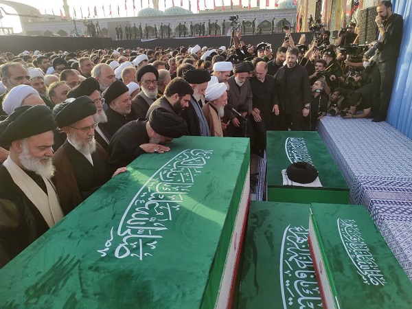 اقامه نماز بر پیکرهای مطهر رهبر شهید و خانواده ایشان به امامت آیت‌الله جوادی آملی