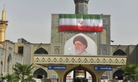 مشهد به میزبانی رهبر شهید تمام قد ایستاده است