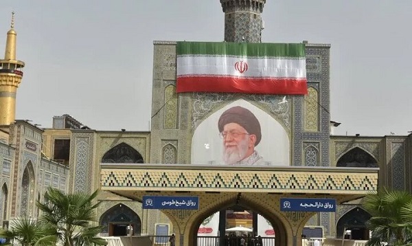 مشهد به میزبانی رهبر شهید تمام قد ایستاده است